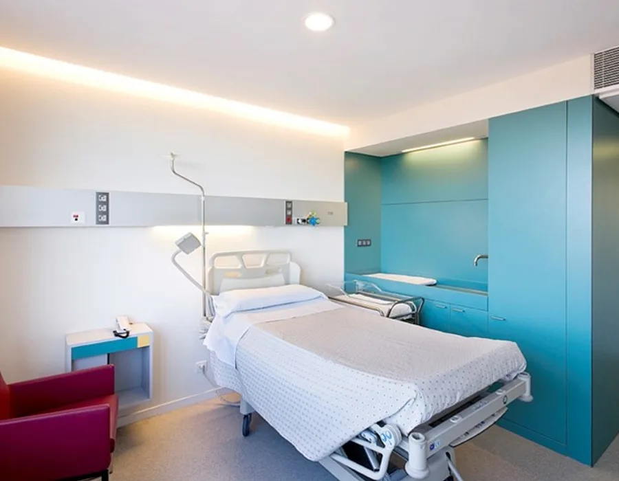 Habitación privada del hospital, con luz natural y cama equipada