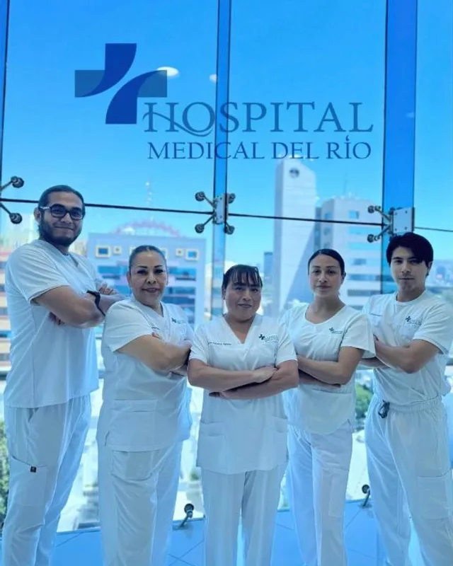 Equipo médico del hospital en quirófano